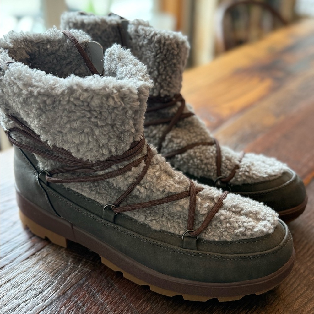 Women's Shearling-Lined Lace Up Boots - Picture 1 of 4